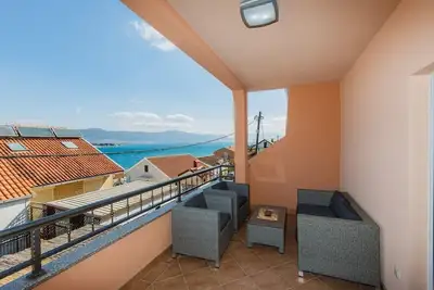 Image de Appartement de deux chambres avec la terrasse et la vue sur le mer Mastrinka, Ciovo (A-22976-a)