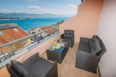 Image de Appartement de deux chambres avec la terrasse et la vue sur le mer Mastrinka, Ciovo (A-22976-b)