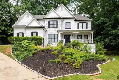 Image de New! - Great Family Home in Suwanee | Dog Friendly | Gas South Arena | Community Pool