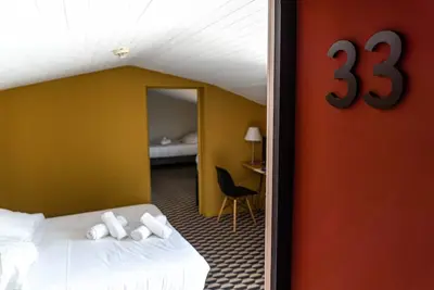 Image de Chambre Quadruple Mansardée Avec Terrasse au Sein de L'hôtel La Maison des Ocres