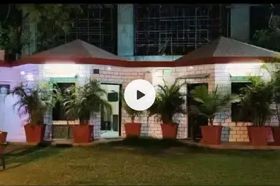 Image de Walking distance jaipur international airport terminal2 big garden area room.