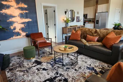 Townsend Penthouse-1900s Condo located in the heart of Townsend- fully remodeled