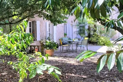 Image de Gîte cosy avec jardin clos, terrasse et piscine à proximité, idéal pour famille et détente