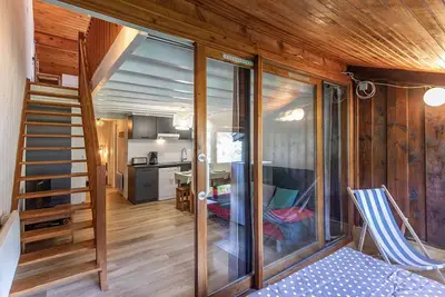 Image de T2 rénové avec terrasse, parking privé, local vélos à Cauterets