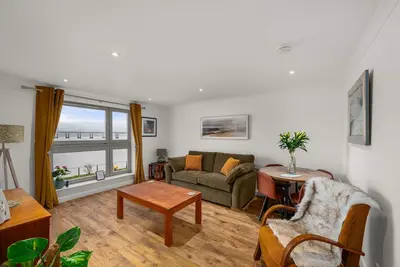 Image de Central and modern first floor apartment overlooking the Tay estuary.