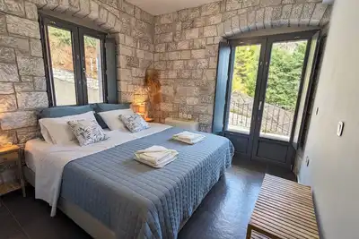 Image de Mad Wall Apartment. A breathtaking gem in the Peloponnese!