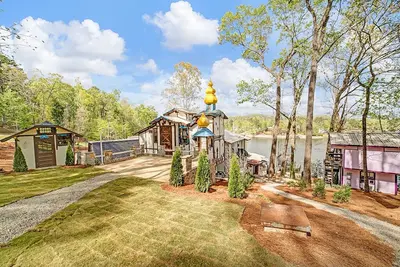 Image de Lake Front Castle with Mini Golf/ Pickleball/ Arcade/ Sleeps 18 \n