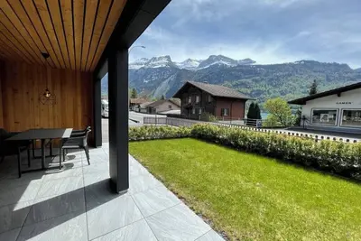 Image de New 3. 5 room apartment with chalet interior, terrace and views of the mountains!