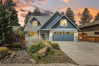 Image de New! Walk to Old Mill/River ~ Fire pit ~ Bikes ~ Bonus Area ~ Dog Friendly