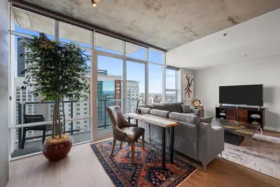 Image de New Listing! Downtown Living At Its Finest at The Spire - Executive Rental