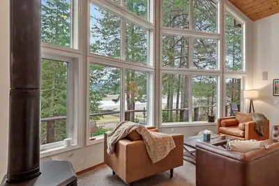 Image de Sandy Bottom Lakefront Cabin—Private Dock, Beach, Fire Pit, and Hammock for Ultimate Relaxation!