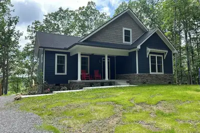 Image de New, Craftsman bungalow. Porch with fireplace, hot tub, wooded, lake view