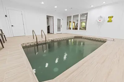 Image de Cabin w/Indoor Pool, Game Room, Hot Tub & Fire Pit