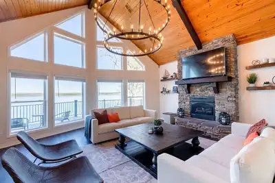 Image de New Listing! 4 Bedroom + 3 Bathroom Home with Incredible Shoreline!