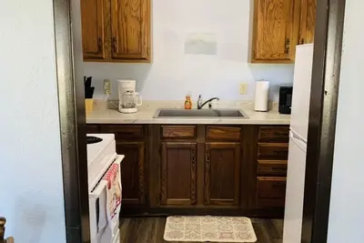 Image de cozy retreat across the street from Shawano Lake.