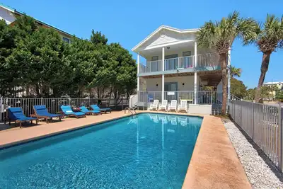 Image de ☀️Large Private Pool-Close to Beach ⛱️Pet Friendly🐾 4br Family DESTINation