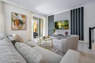 Image de Opulent Retreat Themed Bedrooms and Pool Paradise