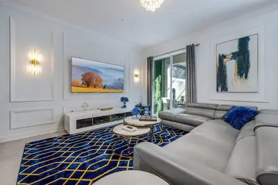 Image de Luxury Chic, Modern Home, Prime Location