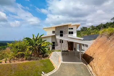 Image de Modern mountain side villa with stunning ocean view. 20 minutes to the beach!