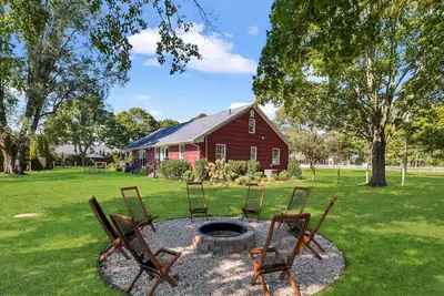 Image de Recently Renovated and Re-Designed Vineyard Cottage Located on the 205 acre. . .