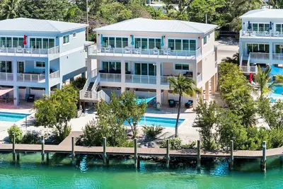 Image de Brand new 5bed/6Bth pool w/76 ft of Dockage- 2 Homes Next Door Available as well