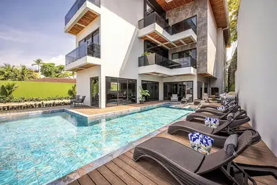 Image de Brand New Luxury Spacious 12 Bedroom Ocean Front Luxury Villa South Jaco.