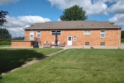 Image de 32min from Buf Canalside! Family-sized home with game room & firepit.