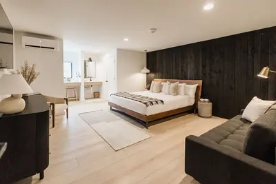 Image de Wonderstone Hotel - Single King + Sleeper Sofa Guest Room