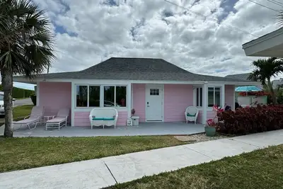 Image de Renovated Beach Villa 671. Steps away from the beach. Sleeps 6. WiFi. Laundry