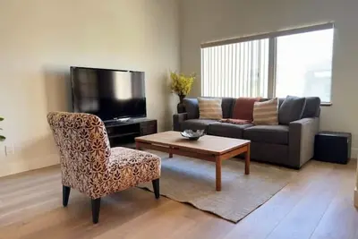 Image de Jewel City Gem in the heart of Glendale walk to Americana