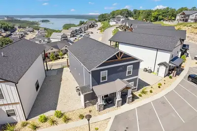 Image de 5br Retreat + Private Hot Tub, Game Room, Resort Pools + Free Show Tickets!