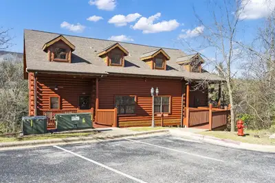 Image de 2 Bd + Loft Cabin near Tanger Outlets and Hwy 76, Sleeps 8- Ticket Deals!