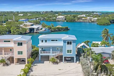 Image de Brand new 5bed/6bath pool w/45 foot dockage - available with 2 more homes