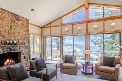 Image de Gorgeous 5-Star Property on 1/4 Acre! Views from every room, Allergen and Pet Free