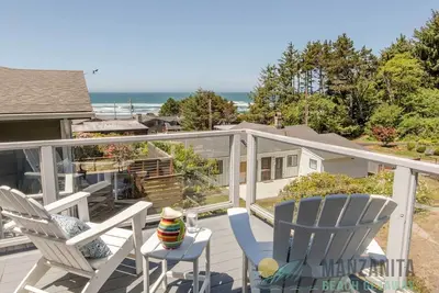 Image de Ocean Views and close to beach! Large home with wrap around deck, 4 bedrooms and dog friendly.