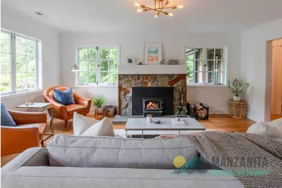 Image de Unique one level home with a european feel. Fenced yard, hot tub and a short distance to the beach!