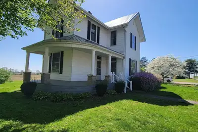 Image de Beautiful Vintage Farmhouse, Sleeps 12, Cozy Serene Getaway!