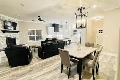 Image de Brand new custom home, with 3 en-suite bedrooms, located in prime Kemah spot!