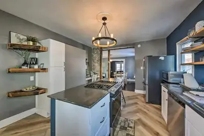 Image de Hot Tub! Updated Walkers Point home