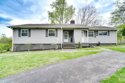 Image de Updated Home: Central Oak Ridge Location