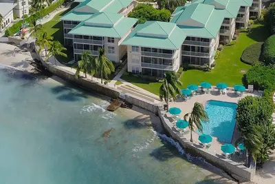Image de Cayman Island, Seven Mile Beach, Plantation Village, 3 Bedroom Condo, ocean
