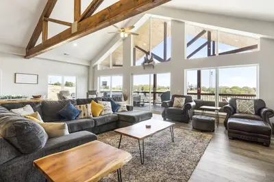 Image de 6br Lakeview Lodge w/ Hot Tub, Sleeps 16 Near Sdc