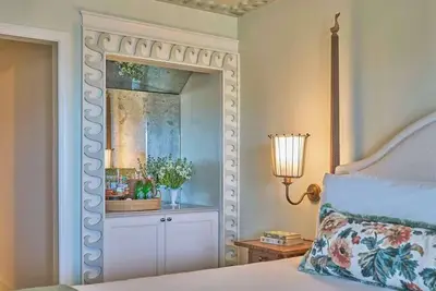 Image de Poolside Queens | Award-Winning Spa + Beach Access