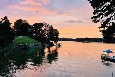 Image de Elias Lake House on Lake Lanier\nCozy house with panoramic view of the lake.