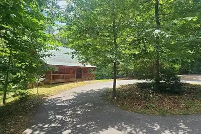 Image de Cozy cabin in a beautiful rustic community w lakes, mountains, wineries & more.