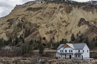 Image de Spacious lodge viewing the Big Rock Candy Mountain