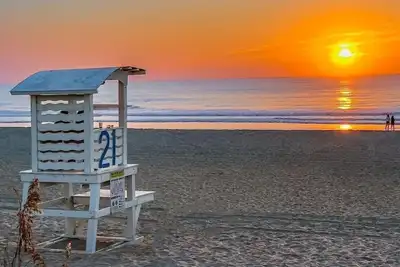 Image de 30 Sec. to Beach, Sun, Sand & Waves  &  a Family & Pet Friendly Fenced Backyard