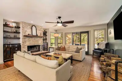 Image de Riverfront Cabin w/ Hot Tub & Outdoor Movie Screen. Quiet Retreat In The Woods!