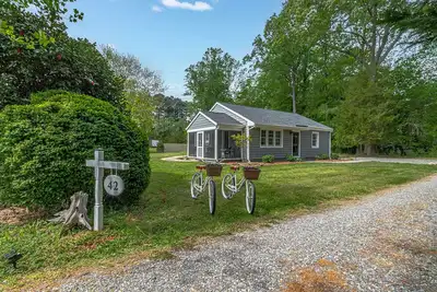 Image de A charming and peaceful getaway in the heart of Irvington, Virginia. \n