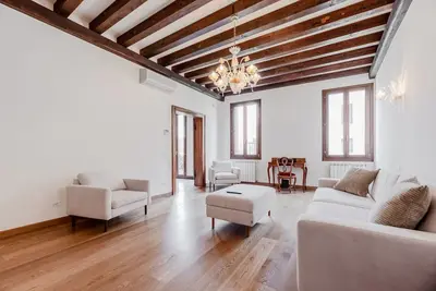 Image de Elegant Apartment 7 minutes from Piazza San Marco!